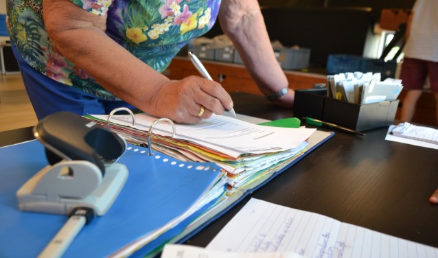 Bij binnenkomst schrijft de Voedselbank cliënt zich in. Foto: Leander Grooten