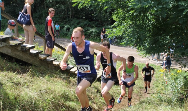 Vorig jaar werd de Koopman Bergrun gewonnen door Pascal Schepers, die hier de beklimming leidt voor Stijn Elferink en Gerben Schreurs, de latere nummers 2 en 3. Foto: Jan Ruesink