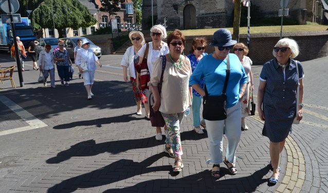 De Joodse gasten wandelen door het zonnige Aalten naar de Stolpersteine. Foto: Karin Stronks