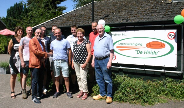 Wethouder Blaauw feliciteert jubilerende vereniging. Foto: PR