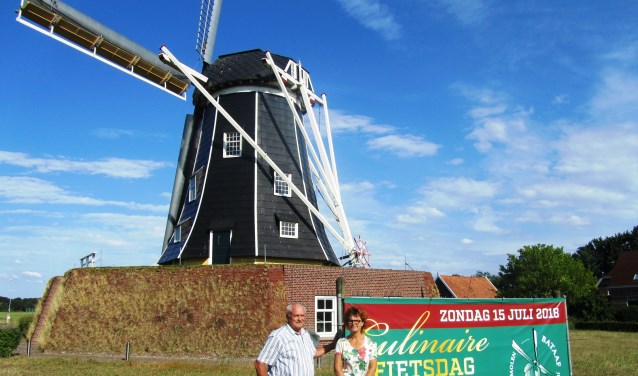 Wim Lobeek en Hetty te Lintum van de activiteitencommissie van De Bataaf. Foto: Bernhard Harfsterkamp
