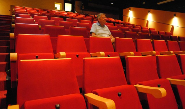 Henk Rougoor in de zaal van het Barghse Huus met 120 stoelen. Foto: Montferland Nieuws