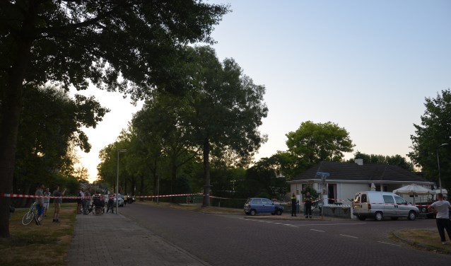 Straat in Zutphen afgezet voor politieonderzoek naar schietincident. Foto: GinoPress B.V.