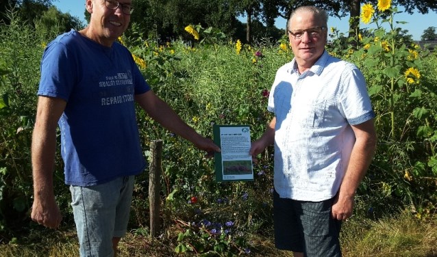 Albert Vos (links) ontvangt het eerste informatiebord van Fons Hulshof. Foto: PR