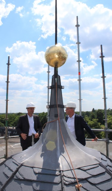 Wethouder Martin Som en Hans Beltman (r) van de gemeente Montferland bij de pinakel boven op 't Neije Raethuys. Foto: Marlous Velthausz
