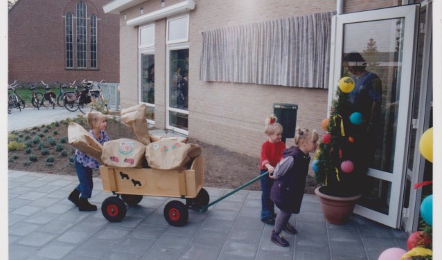 Opening van De Schildpad; peuter rijden de kar naar binnen. Foto: collectie Ben Maandag