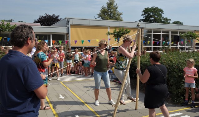 Juf Dinie onderweg op de 'Wandelende A'. Foto: Clemens Bielen