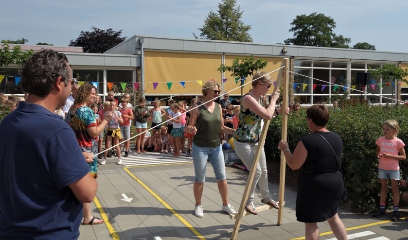 Juf Dinie onderweg op de 'Wandelende A'. Foto: Clemens Bielen
