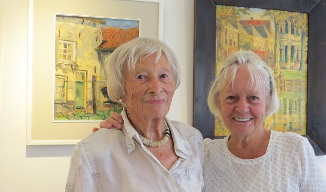 Leida van Aken en Anneke Kuipers (r) zetten zich met verve in voor 'Kleurrijk Verzameld alles uit de kast!' Foto: Josée Gruwel