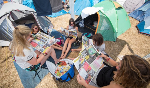 Lekker een krantje lezen op de camping. Foto: Kamiel Scholten