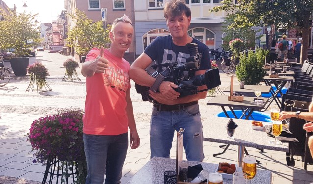 Opnames op de Markt in Groenlo voor de nieuwe clip van Stefan Mondial (l). Foto: Kyra Broshuis