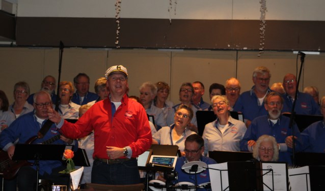 De Grensvaarders, met vooraan in rood overhemd dirigent Feico van Soest. Foto: PR