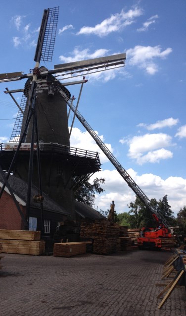 De molen Agneta knapt zienderogen op van de verfbeurt. Foto: PR.