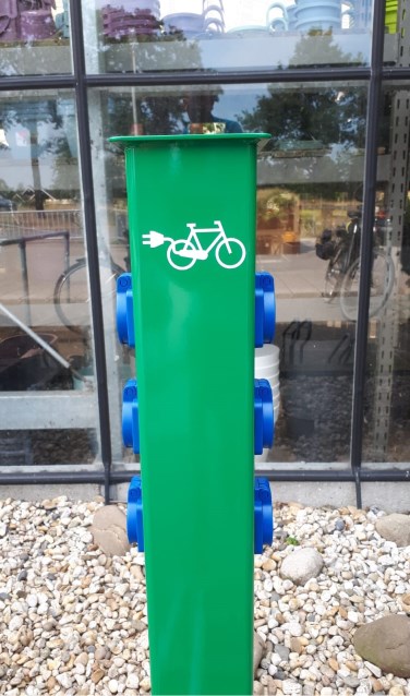 Op het parkeerterrein bij Intratuin is nu een oplaadpunt voor e-bikes te vinden. Foto: PR