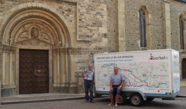 Roel Heij (li.) en Franz-Josef Menker leiden u langs de Berkel over sporen van een religieus verleden, hier voor het portaal van de Stiftskerk Vreden. Foto: eigen foto