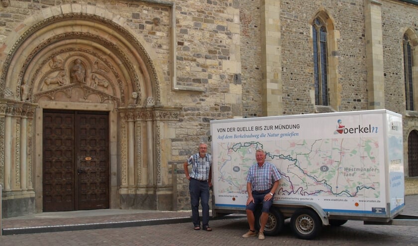 Roel Heij (li.) en Franz-Josef Menker leiden u langs de Berkel over sporen van een religieus verleden, hier voor het portaal van de Stiftskerk Vreden. Foto: eigen foto