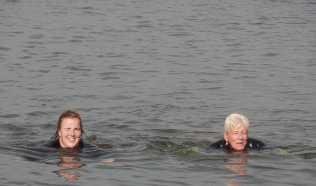 In het open water van de Marshaven in Zutphen trainen Astrid Sprukkelhorst (rechts) en Kayra Hilferink vanaf dit voorjaar gemiddeld twee maal per week voor de A Local Swim Lemmer. Foto: Jan Hendriksen.