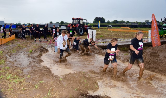 Alle hindernissen hebben met het boerenleven te maken; ploeterend door de modder. Foto: PR