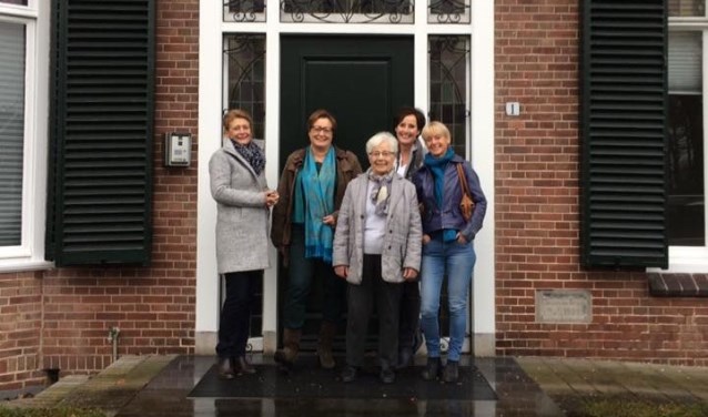 Mini Bomers - Oostendorp te midden van haar vier dochters. Foto: Irmgard Bomers