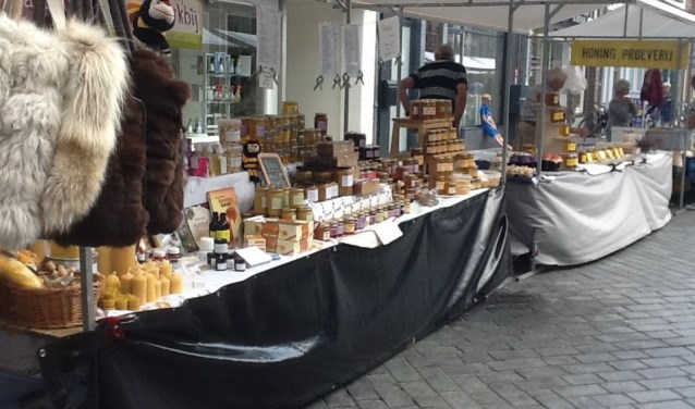 Er worden onder andere diverse soorten honing aangeboden. Foto: PR