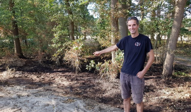 Grondeigenaar Luc Ratering op zijn stuk zwartgeblakerde grond. Foto: Henri Walterbos