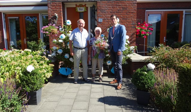 Het echtpaar Scheper met burgemeester Van Oostrum. Foto: Gerard Scheper