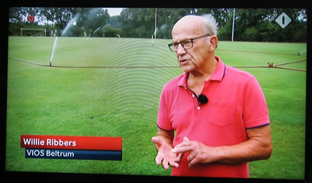 Vrijwilliger Willie Ribbers van Vios Beltrum in het NOS Journaal van 20.00 uur. Foto: Theo Huijskes