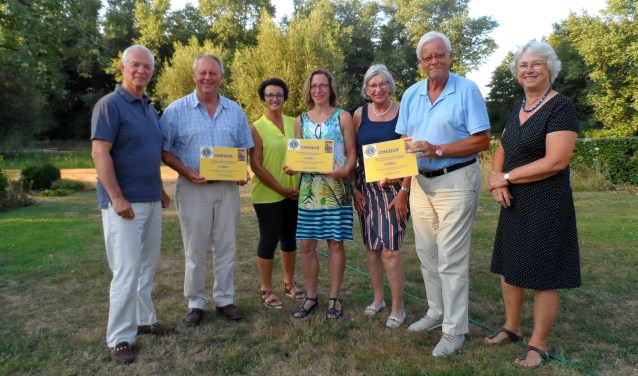 Enkele Lionsclub leden en vertegenwoordigers van de zwembaden in Steenderen, Hengelo en Hoog-Keppel met de uitgereikte cheques (Vorden ontbrak op de bijeenkomst). Foto: PR