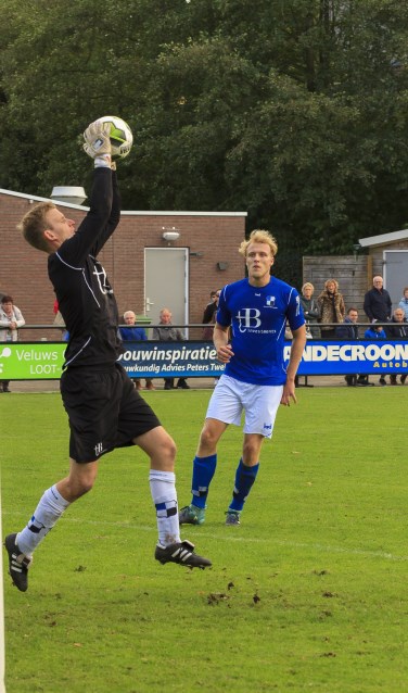 Lucas Breukelaar kijkt toe hoe Varsseveld-doelman Joost Riewald de bal uit de lucht plukt. Foto: Henk Kok/Voorwaarts Twello