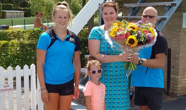 Marieke Diepenbroek werd samen met haar dochter als 50.000ste bezoeker verwelkomd op recreatiebad De Meene. Foto: PR.