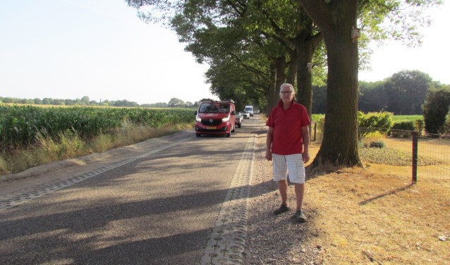 Ferd van Dongen voor zijn woning op de - nu erg drukke - weg. Foto: Rob Stevens