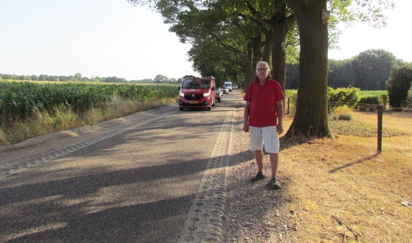 Ferd van Dongen voor zijn woning op de - nu erg drukke - weg. Foto: Rob Stevens