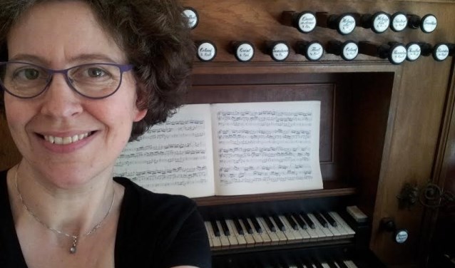 Mirjam Berendsen bespeelt het Lohmanorgel in Vorden. Foto: PR