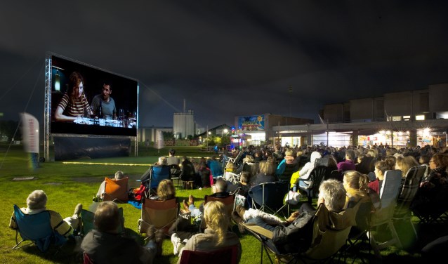 Lekker buiten films kijken. Foto: Jessica De Lepper