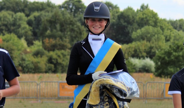 Jasmijn Swennenhuis met het Kampioenslint behaald met haar pony Voltreffer’s Vlegel in de klasse L2. Cat. D/E. Foto: Willem Hamer