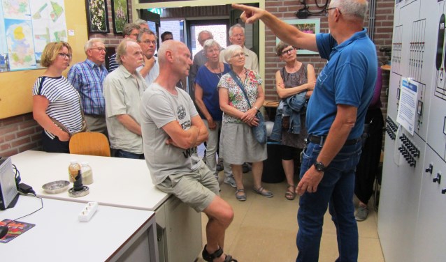 Jan Hinkamp vertelt over "zijn" pompstation. Foto: Bernhard Harfsterkamp