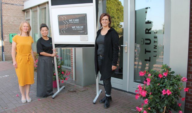 Van links naar rechts Sandra, Sonja en Hendrien bij het bord dat herinnert aan de schenking van het echtpaar Beele. Foto: Lydia ter Welle