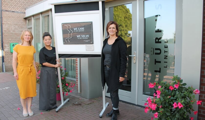 Van links naar rechts Sandra, Sonja en Hendrien bij het bord dat herinnert aan de schenking van het echtpaar Beele. Foto: Lydia ter Welle