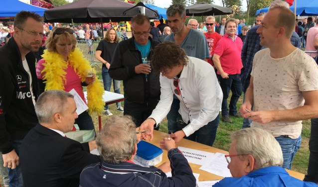 Een kleurrijk gezelschap schrijft zich in. Foto: Barbara Pavinati