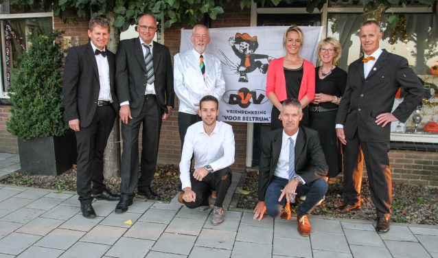 De jubileumcommissie; v.l.n.r. staand: Ronny Stapelbroek, Michel Tuinte (voorzitter), Henk Klein Gunnewiek, Miranda te Braak, José Zieverink, Tonnie Klein Gunnewiek. Zittend v.l.n.r.; Marc Groot Zevert en Vincent Klein Gunnewiek.