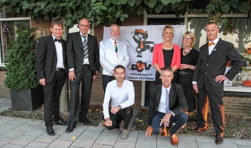 De jubileumcommissie; v.l.n.r. staand: Ronny Stapelbroek, Michel Tuinte (voorzitter), Henk Klein Gunnewiek, Miranda te Braak, José Zieverink, Tonnie Klein Gunnewiek. Zittend v.l.n.r.; Marc Groot Zevert en Vincent Klein Gunnewiek.