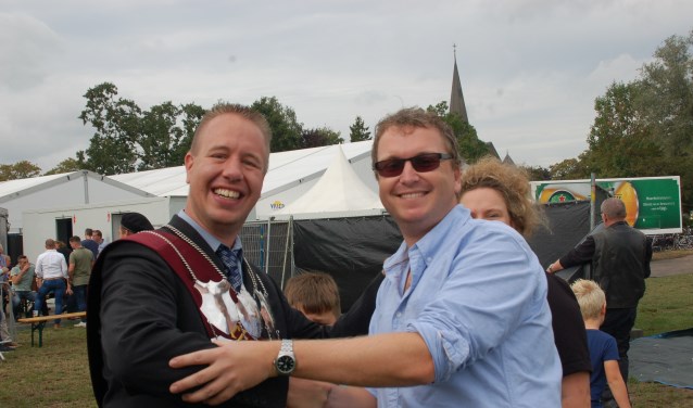 Mark Limbeek (r) wordt gefeliciteerd met zijn koningstitel zijn voorganger Mark Fenneman. Foto: PR