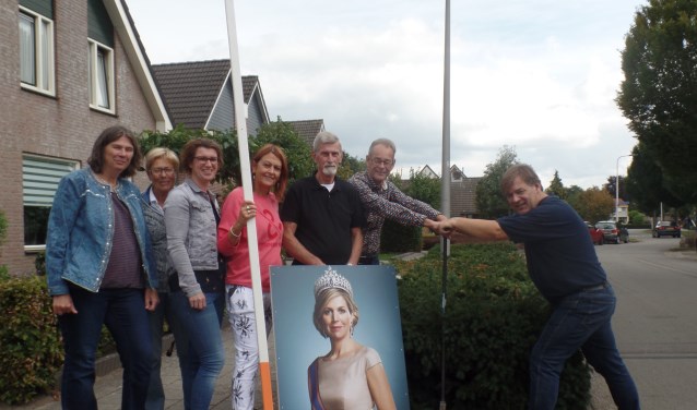 Afgelopen zaterdag werden de verschillende borden al door de buurtbewoners langs de Willem Alexanderlaan geplaatst. Foto Kan Hendriksen