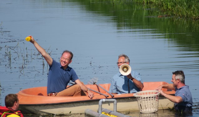 Notaris Blankenstijn pakte eendje nummer 1943 na de race als eerste uit het water. Foto: PR Lionsclub Bronckhorst