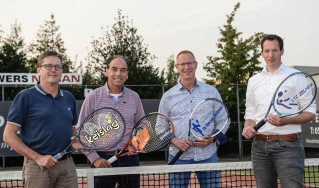 De vier voorzitters van de tennisverenigingen, v.l.n.r. René Lovink, Paul Mokkink, Stefan Jansen en Remco Hoekman. Foto: PR HLTC Het Elderink
