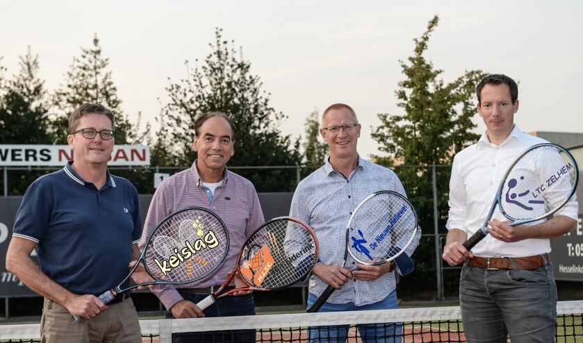 De vier voorzitters van de tennisverenigingen, v.l.n.r. René Lovink, Paul Mokkink, Stefan Jansen en Remco Hoekman. Foto: PR HLTC Het Elderink