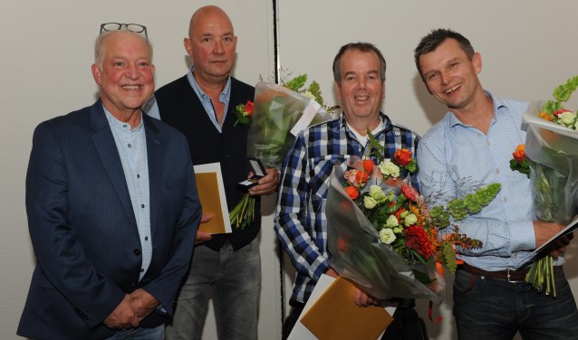 De drie jubilarissen met directeur Jan Willem Hoopman. Foto: A. Miggelbrink
