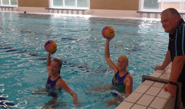 Trainer/coach Arie Rijneveld met Maud van der Waarden en Meike Reinders. Foto: Jan Hendriksen.