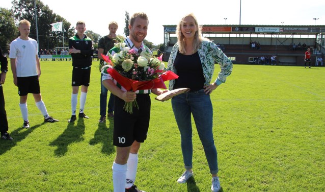 Erwin van de Wolfshaar wordt in de bloemetjes gezet voor zijn prestaties. Foto: PR