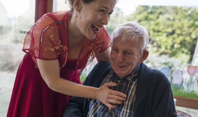 Diva Dichtbij werkt zingend mee aan de viering van Wereld Alzheimer Dag.Foto: Claudia Kamergorodski